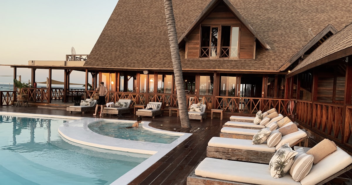 투숙객은 호텔 홈페이지 안 봅니다 — 체크인 카톡 안내장이 부대시설 매출을 바꾸는 법